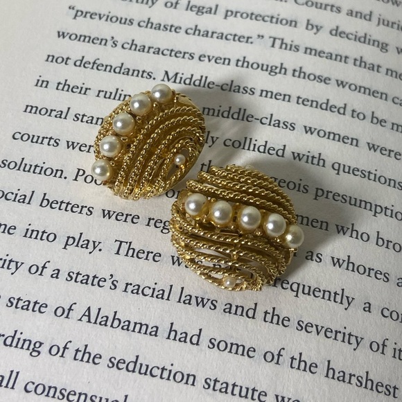 3 for $30 vintage Lisner gold plated earrings with small faux pearls - Picture 4 of 6